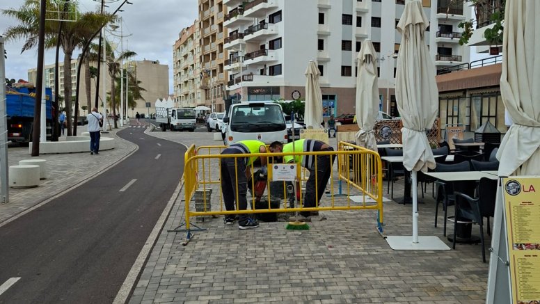 Catas para localizar la fuga de aguas fecales en la playa de El Reducto