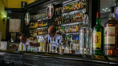 Un autónomo con un empleado en su negocio