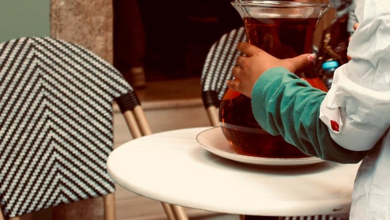 Una mujer trabajando en hostelería