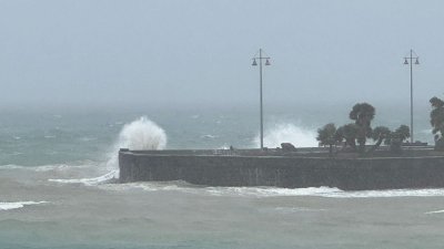 Oleaje en la Punta del Camello, en Arrecife. Foto: Andrea Domínguez.