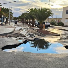 Video de la segunda rotura de la tubería de la calle Campoamor en Argana Alta (Andrés Medina)