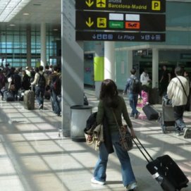 Viajeros en el aeropuerto de Barcelona. Ecotasa.