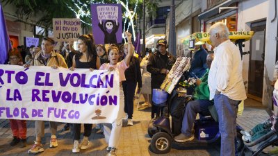Manifestación contra la violencia machista por el 25N en Lanzarote. Fotos: Juan Mateos.