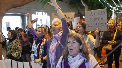 Manifestación contra la violencia machista por el 25N en Lanzarote. Fotos: Juan Mateos.