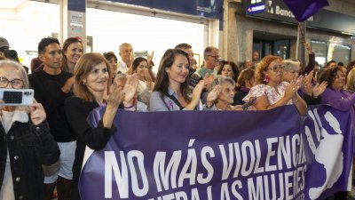 Manifestación contra la violencia machista por el 25N en Lanzarote. Fotos: Juan Mateos.