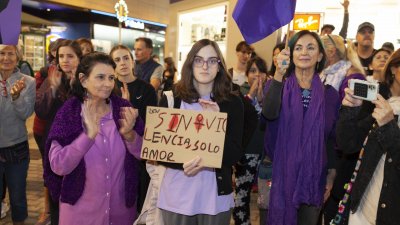 Manifestación contra la violencia machista por el 25N en Lanzarote. Fotos: Juan Mateos.