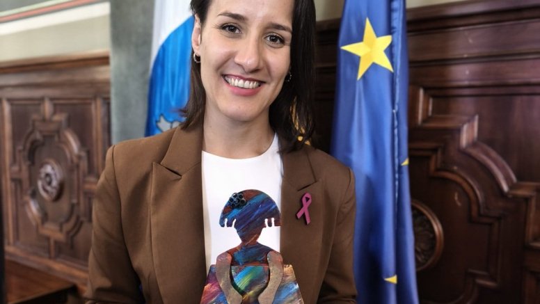 La escultora Cintia Machín con el premio