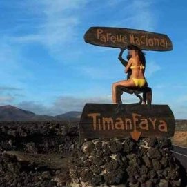 Una mujer en bikini abrazada al diablo de Timanfaya