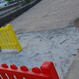 Suelo de hormigón en el parque infantil