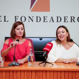 Francina Armengol junto a Loly Corujo (Fotos: Juan Mateos)