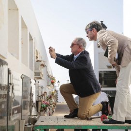 El hijo de uno de los náufragos del 'Domenech de Varó', José Manuel Pose, junto a su hijo durante la exhumación de uno de los cuerpos. Foto: Juan Mateos.