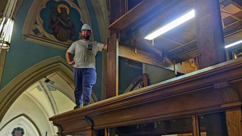 Alejandro Rodríguez durante una restauración en Estados Unidos.