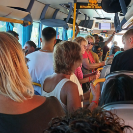 Una de las líneas de guaguas llenas de usuarios