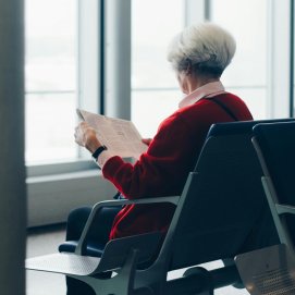 Una persona jubilada espera para el embarque de su vuelo. Imserso.