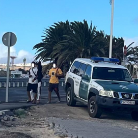 Imagen de los desalojados por la Guardia Civil en Playa Honda