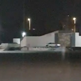 Un coche haciendo trompos en el Recinto Ferial de Arrecife