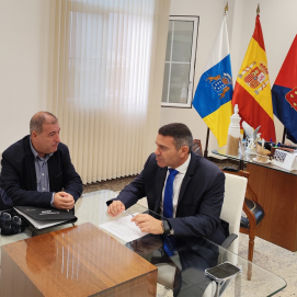 Reunión entre el coordinador de AEGC en Canarias y Oswaldo Betancort, presidente del Cabildo de Lanzarote