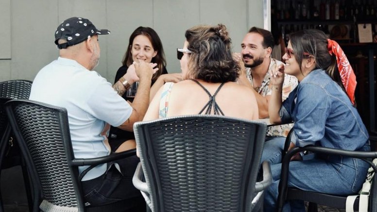Unos clientes disfrutando de la terraza del restaurante arrecifeño. Foto: redes sociales.