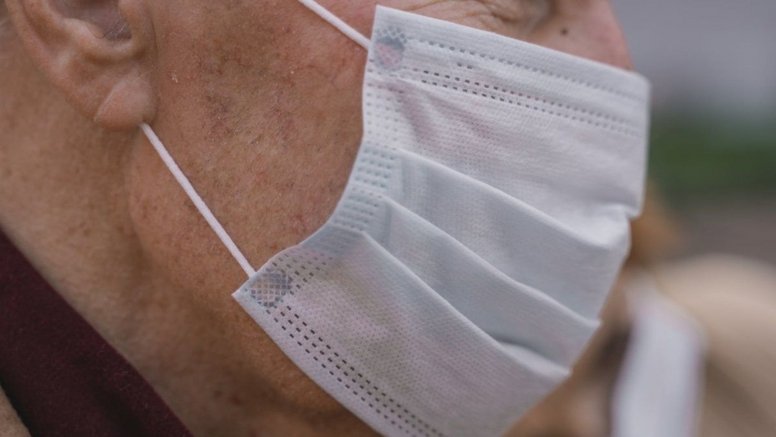 Persona mayor con mascarilla (Foto: Pexels)