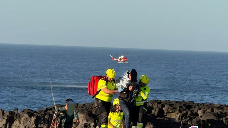 Rescatan a dos pescadores arrastrados por un golpe de mar en Los Charcones