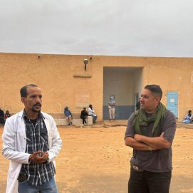 Yoné Caraballo habla con un médico saharaui en Tinduf