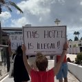 Un grupo de activistas protesta en el interior del Papagayo Arena. 