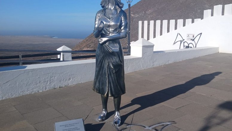 Vandalizan la escultura de Mararía en Femés