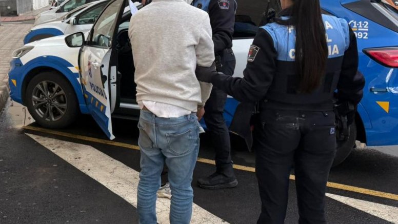 Uno de los detenidos ayer por la Policía Local de Arrecife al okupar de manera ilegal una vivienda en el centro de la capital 