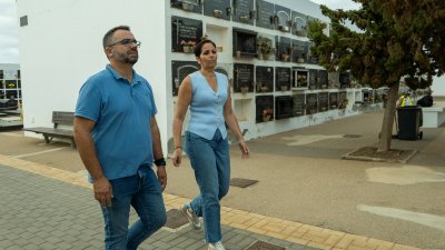 Echedey Eugenio y Cathaysa Suárez en el cementerio