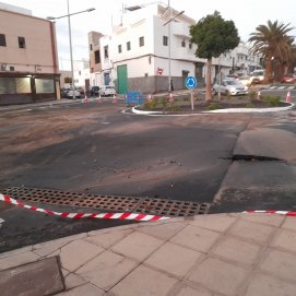 Rotura en una calzada de Arrecife. Fotos: Cedidas.