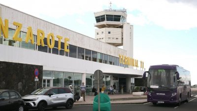 Guagua de touroperador en el aeropuerto de Lanzarote