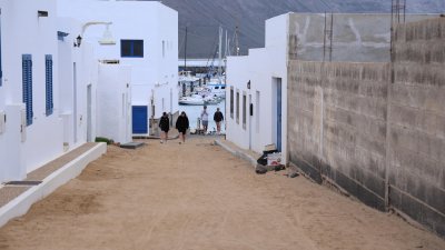 Una calle de Caleta de Sebo en La Graciosa. Foto: La Voz.