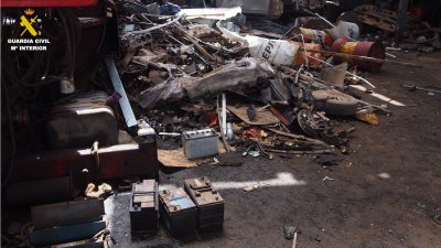 La Guardia Civil en uno de los desguaces