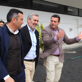 Óscar Noda junto al presidente de Canarias y el presidente del Cabildo en una visita al Puerto de Playa Blanca