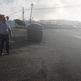 El presidente del PP de Tinajo, Ramón Ortiz, en la zona donde demandan la parada