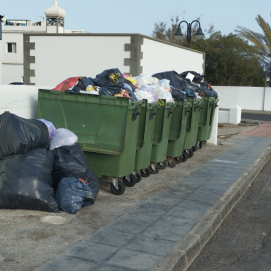 Acumulación de basura en los contenedores en el municipio