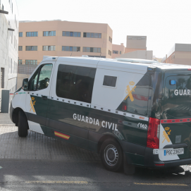 Furgón de la Guardia Civil entrando en los Juzgados de Arrecife Fotos: Juan Mateos)