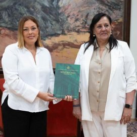 Astrid Pérez junto a  María Farnés Martínez