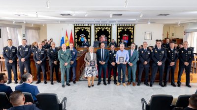 Varios policias locales de Arrecife jubilados en estos últimos tiempos fueron reconocidos con placas de agradecimiento del Ayuntamiento
