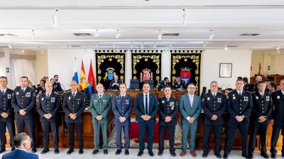 Policías Locales de Arrecife que recibieron medallas por permanencia en el Cuerpo de la Policía Local en un acto presidido por el alcalde