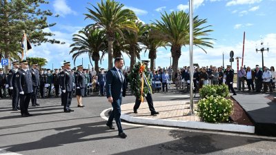 El alcalde de Arrecife Yonathan de León junto al subcomisario jefe de la Policía Local realizan la ofrenda floral tras ser inaugurado este obelisco