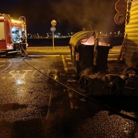 Uno de los contenedores completamente arrasados en Arrecife. Foto: Consorcio de Seguridad y Emergencias. 