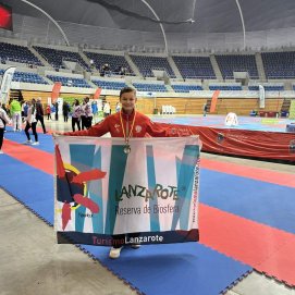   Ameli Skiba se cuelga la medalla de bronce en la jornada de la liga nacional de Kárate