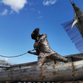 La estatua situada a la entrada del muelle deportivo de La Marina en Arrecife.
