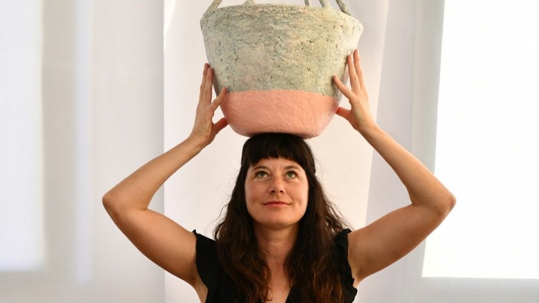 La artista Bárbara Turturro con una de sus obras. Foto: Cedida