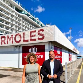 El alcalde Yonathan de León, y la concejala Eli Merino, en la nueva terminal de cruceros en Los Mármoles