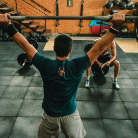Varias personas se ejercitan en un gimnasio. Salud. Impuestos.
