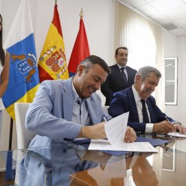 Firma del convenio por parte del presidente del Cabildo y el director general de INCYDE