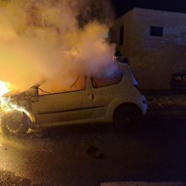 Arde un coche en marcha en San Bartolomé