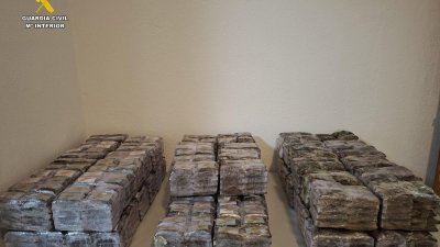 La Guardia Civil detiene a tres personas que esperaban descargar un alijo de hachís en Canarias